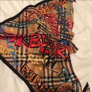 BRAND NEW AUTHENTIC Burberry NWT Neck Scarf